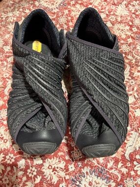 Vibram Furoshiki Wrapping Sole women 8.5 black minimalist